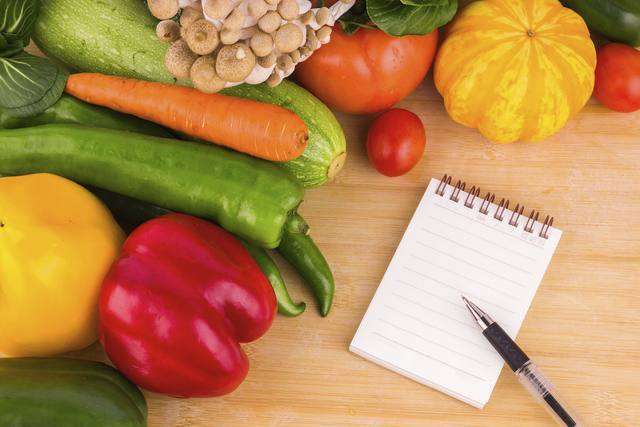 Vegetables background and blank note
