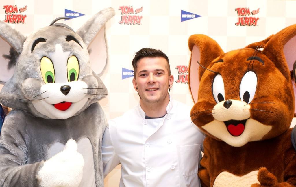 Carlos Maldonado y Tom y Jerry en la presentación de la campaña de Hipercor