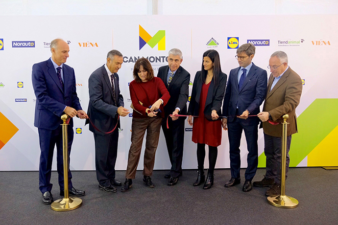 La Subdirectora General de la Generalitat de Catalunya, Montserrat Gallardo (en el centro).