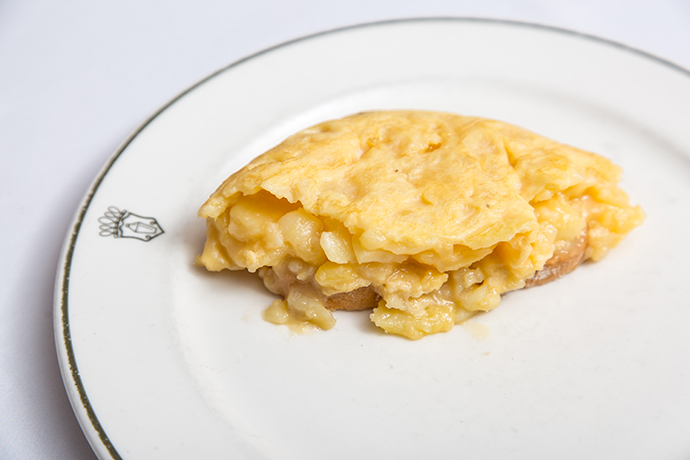 La clásica tortilla de patatas sigue en la lista nacional de los pedidos preferidos, destacando el restaurante José Luis (Calle de Serrano, 89, Madrid).