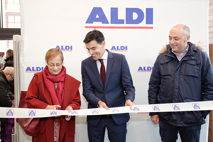 La inauguración ha contado con la presencia de Mari Carmen Urbieta, Alcaldesa de Leioa (izquierda).