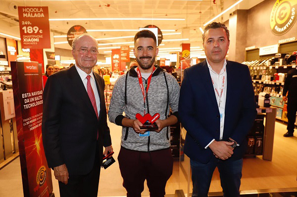 De izquierda a derecha, Francisco de la Torre, alcalde de Málaga; un cliente de la tienda; y Diego Enríquez, director regional de Worten.