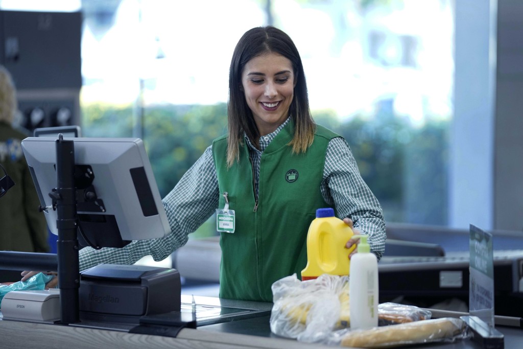 VESTUARIO NUEVO DE LOS TRABAJADORES DE CENTROS DE MERCADONA