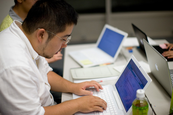 Un empleado escribe un email