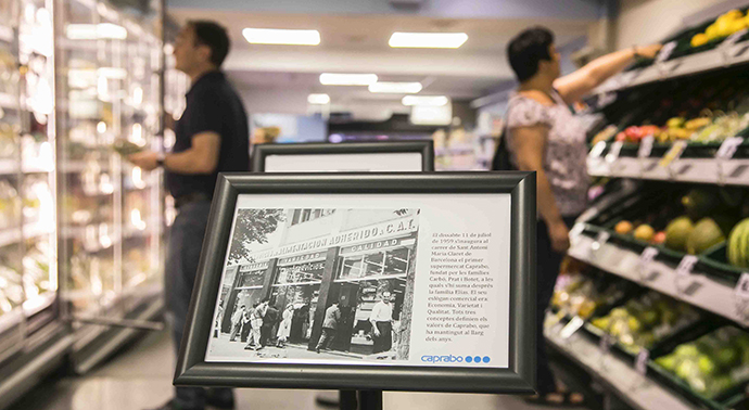 La primera tienda, que sigue operativa, ha colocado una placa conmemorativa en la fachada del espacio