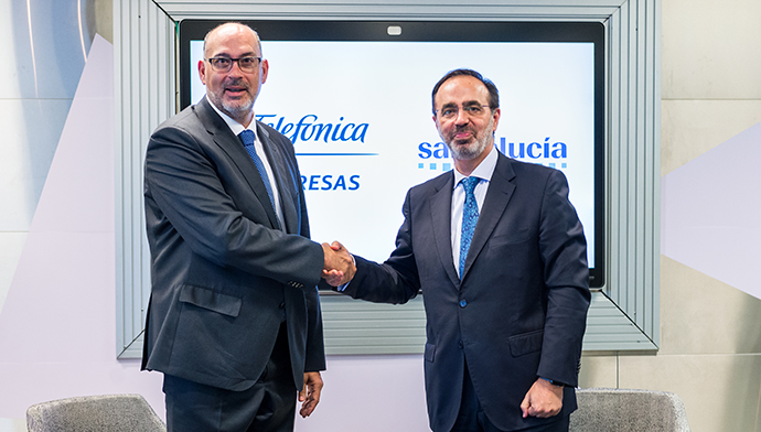 (De izquierda a derecha) El presidente de Telefónica España, Emilio Gayo, y el consejero director general de Santalucía, Andrés Romero.