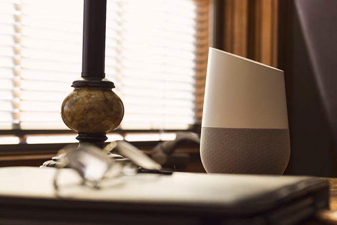 Google reconoce que escucha fragmentos de conversaciones que mantienen los usuarios con Google Assistant