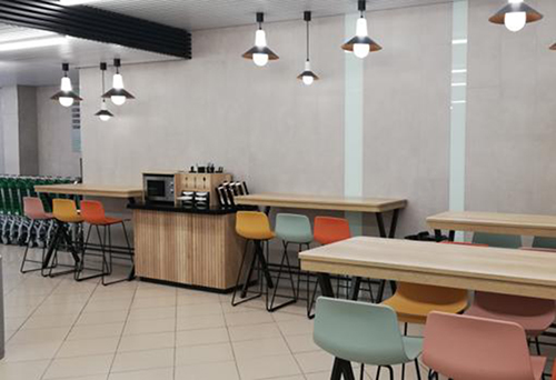 los supermercados están instalando máquinas de café así como neveras de autoservicio con bebidas frías.
