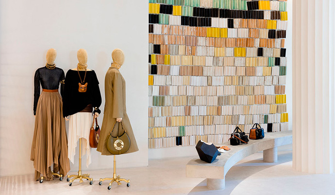 En 2018, Loewe continuó con el cierre de tiendas iniciado en 2016