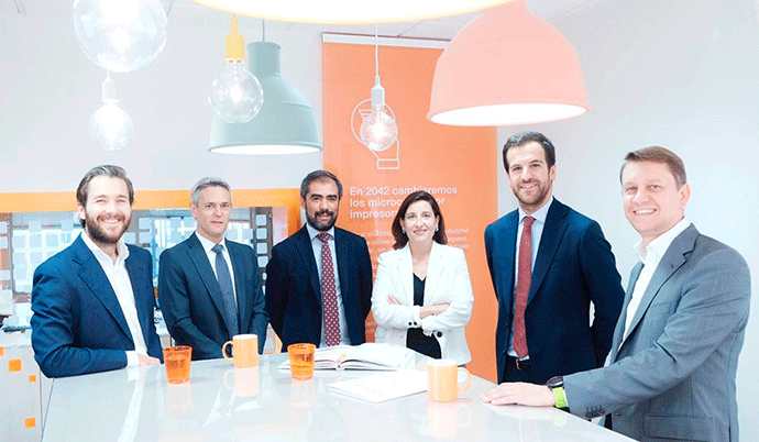  De izquierda a derecha: Jorge Pereda, director vivienda en alquiler; Miguel Ángel Peña, director general residencial Iberia; Juan Francisco Hernández, director de suelo y expansión residencial; Mercé Gené, directora de logística; Álvaro de Ansorena, director de inversión retail; y Sebastien Carcano, director de marketing e innovación.