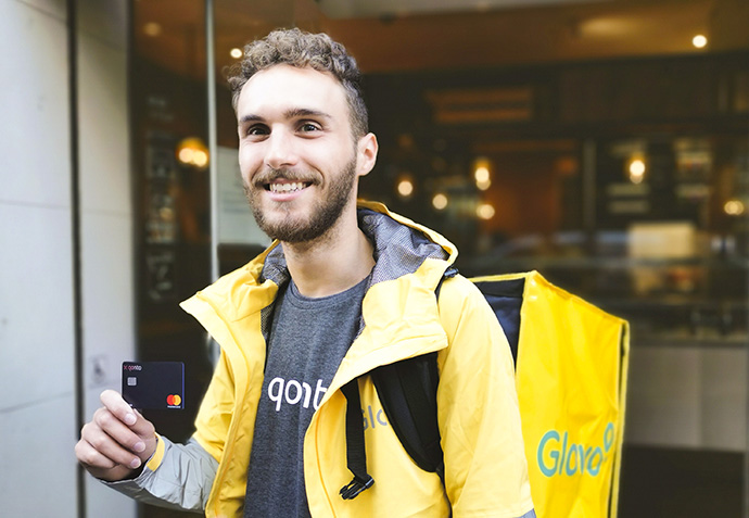 La app de pedidos a domicilio Glovo y el banco digital Qonto firman un acuerdo para ofrecer descuentos a usuarios, repartidores y partners