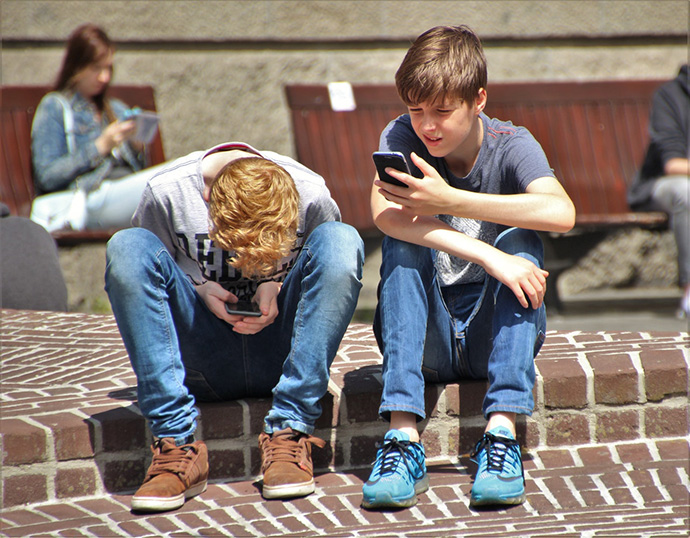 De media, un hogar español cuenta con tres smartphones. Uno de ellos, perteneciente a un menor