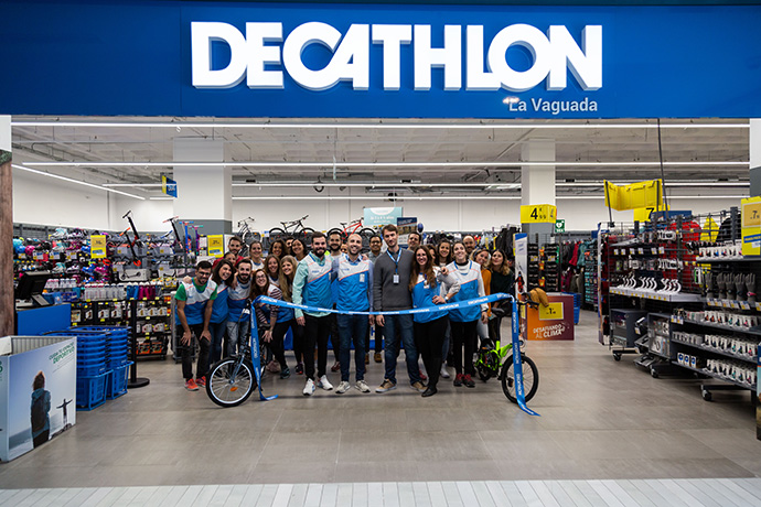 Decathlon reabre las puertas de su establecimiento en el centro comercial La Vaguada (Madrid)