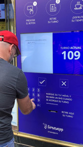 Doña Manolita ha incorporado un escaparate inteligente para evitar esperar en la cola