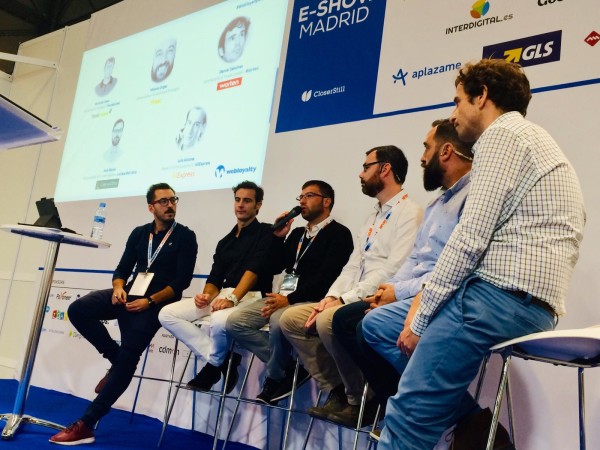 De izquierda a derecha: Alberto Hernández, Partnerships director de Webloyalty España; Luis Azcona, Head of Entertainment de Aliexpress; Gerardo Casas, Marketplace Manager de Tiendanimal; José García, responsable UX y Marketplace de La Casa del Libro; Moisés Orgaz, Marketplace eCommerce Manager de Fnac; Daniel Sánchez, Marketplace Team Leader de Worten. 