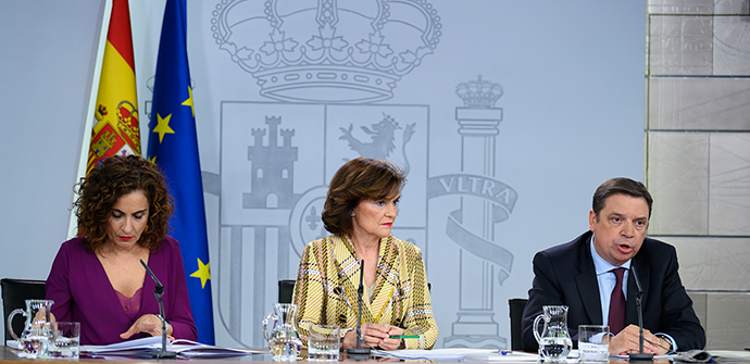 De izquierda a derecha: La ministra Hacienda y portavoz de Gobierno, María Jesús Montero; la vicepresidenta, Carmen Calvo; y el ministro de Agricultura, Luis Planas.