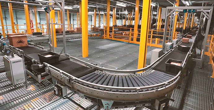 Leroy Merlin ha invertido 30 millones de euros en la instalación logística automatizada, ubicada en Merco (Madrid).
