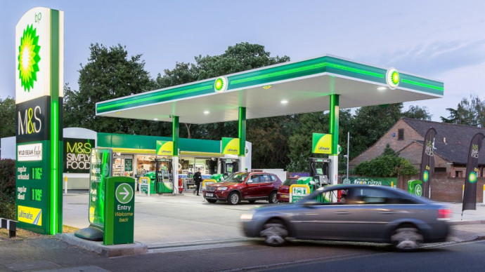 BP y Glovo firman un acuerdo para que los usuarios de la segunda puedan realizar pedidos de las tiendas de las estaciones de servicio de BP