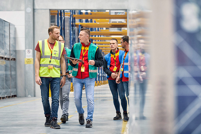 DHL implanta en un centro de Madrid una plataforma robótica para facilitar la implantación de robots colaborativos
