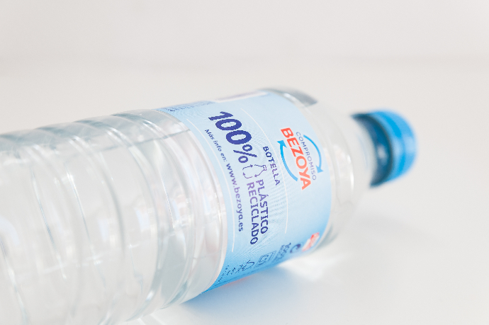 Todas las botellas de Bezoya serán de plástico reciclado en 2022