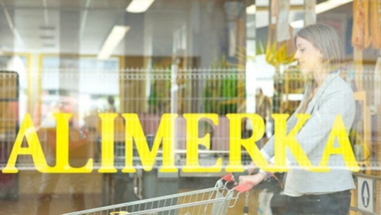 Alimerka pondrá en marcha una reducción de jornada de 1,5 horas diarias para el 11% de la plantilla en el Principado, que tendrá su aplicación en el personal de tiendas, y supone una reducción del 5% del total de la jornada. La empresa garantiza el cobro del 100% del salario y mantiene todos los empleos. La cadena de supermercados ha explicado que la decisión tiene «carácter temporal y es debida a las nuevas pautas adoptadas por la administración regional para hacer frente a la pandemia de Covid-19» en las que el cierre de los supermercados se adelanta a las 20 horas, tal como publicó el BOPA el pasado día 11 y que recoge que las mismas se extenderán hasta el próximo día 25. Salud de los trabajadoresAlimerka ha destacado que, desde el comienzo de la crisis, su máxima prioridad ha sido «la salud de las personas, garantizar al mismo tiempo la continuidad de la compañía preservando todos los empleos y asegurar el servicio esencial que presta a sus clientes». La compañía ha señalado que, desde el pasado mes de marzo, «ha reforzado su estructura interna con la contratación de nuevo personal y adoptado las medidas necesarias para preservar la salud de todos sus empleados». La cadena ha recordado asimismo que ha mantenido a 900 de ellos en situación de reserva -percibiendo su sueldo íntegro- durante dos meses, cuando fue necesario el cierre temporal de 26 supermercados. La empresa ha afirmado que las medidas de seguridad adoptadas desde el inicio por la pandemia, sumado a la paga extra de la plantilla «en agradecimiento al esfuerzo y trabajo» que han desempeñado en la crisis sanitaria, han supuesto un gasto de más de 11 millones de euros.