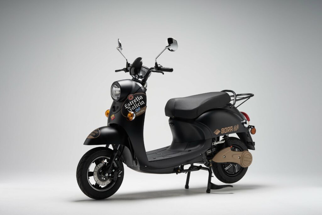 Estrella Galicia 0,0 promueve la movilidad sostenible y sortea 150 motos eléctricas