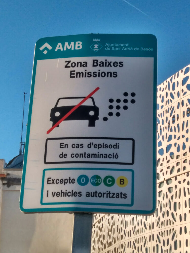 Señal de Zona de Bajas Emisiones (ZBE) en Barcelona