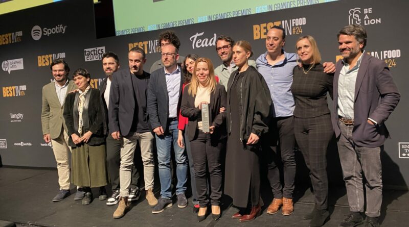 El equipo del Gran Premio de la noche, por la campaña Campanadas y El cabo suelto de Berlín.