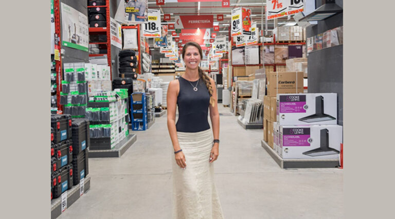 Zárate cuenta con una sólida experiencia como actual directora de digital & marketplace, liderando con éxito el área de e-commerce durante los últimos tres años
