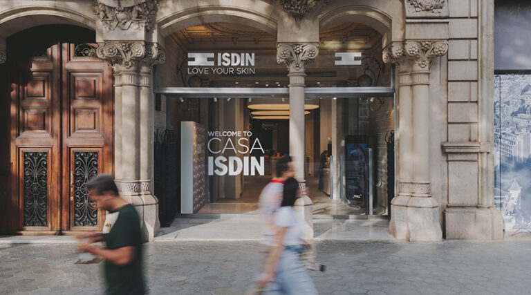 La tienda, ubicada en el Paseo de Gracia, es el primer espacio físico que abre la compañía de productos dermatológicos