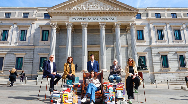 La adolescente se ha situado a las puertas del Congreso de los Diputados rodeada por los títulos que Casa del Libro le recomendaba