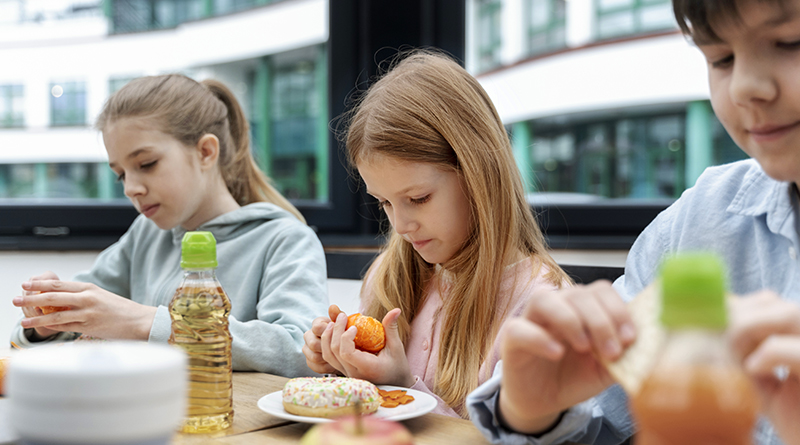 La norma establece criterios estrictos para los menús escolares obligando a que ofrezcan cinco comidas saludables por semana