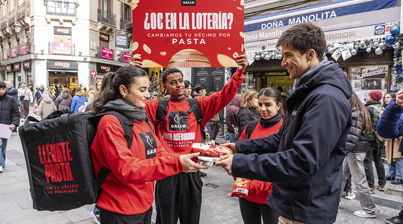La activación se desplegó por las calles del centro de Madrid, ciudad que cada año concentra la atención del sorteo por la celebración vinculada al Teatro Real