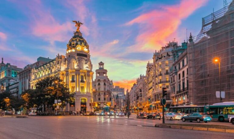 Madrid frena la caída del consumo y de afluencias