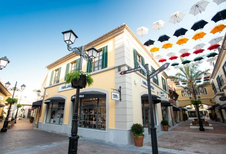 Hasta finales de septiembre el centro comercial abre sus puertas de 10.00 a 22.00 horas, de lunes a domingo, incluyendo festivos