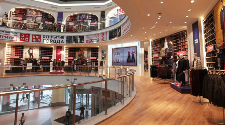 Fast Retailing rectifica. Uniqlo cerrará tiendas en Rusia