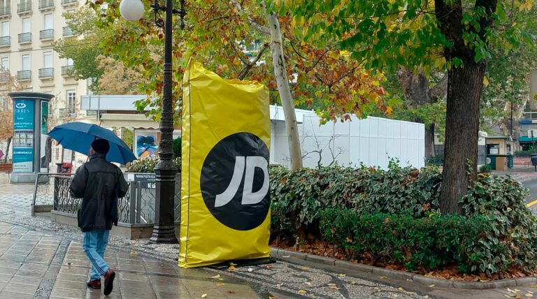 La bolsa de JD Sports se convierte en mupi en su nueva campaña