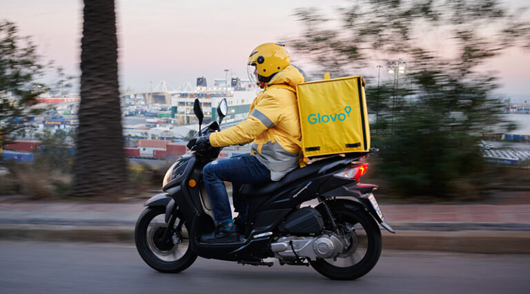 Gracias a esta alianza, los usuarios de Glovo en Sevilla disponen en su app de las prendas y accesorios de Esenzia