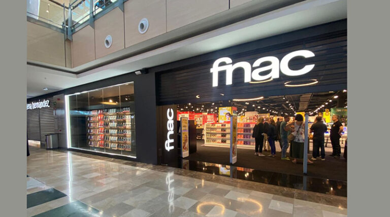 Más de la mitad de la tienda está dedicada a literatura, sin dejar de lado la tecnología y el entretenimiento