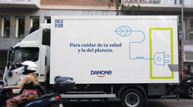 El proyecto piloto se ha iniciado con tres camiones que ya circulan por las provincias Barcelona y Granada distribuyendo productos lácteos refrigerados y agua mineral natural