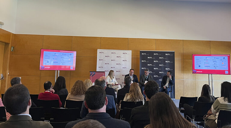 Mesa redonda en la sala amarilla con la participación de marcas como Bed's