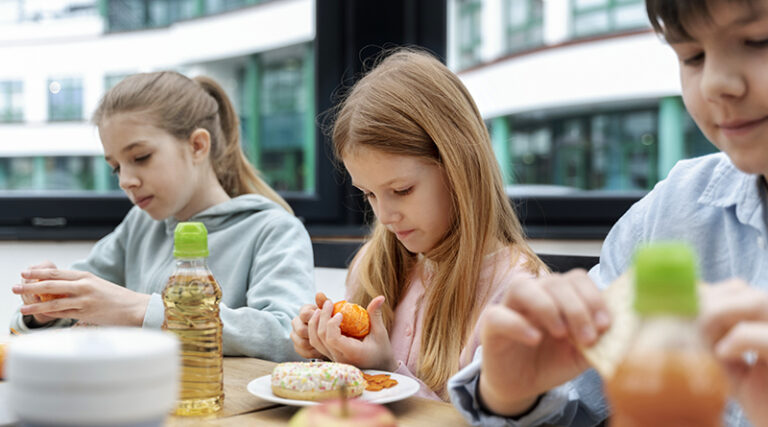 La norma establece criterios estrictos para los menús escolares obligando a que ofrezcan cinco comidas saludables por semana