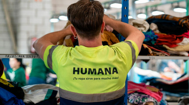 Humana denuncia incoherencias en el nuevo Real Decreto de residuos textiles