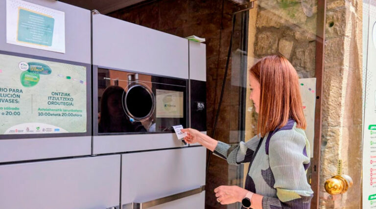 Prueban en Navarra máquinas vending para reciclar botellas y latas