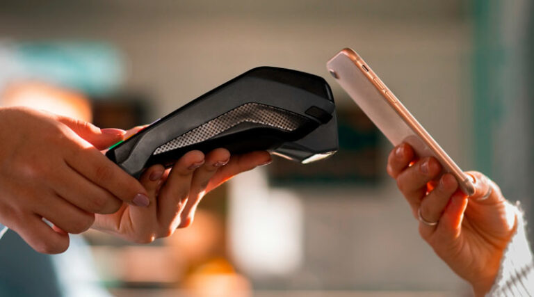 Las carteras digitales eclipsan la tarjeta en los compradores más jóvenes