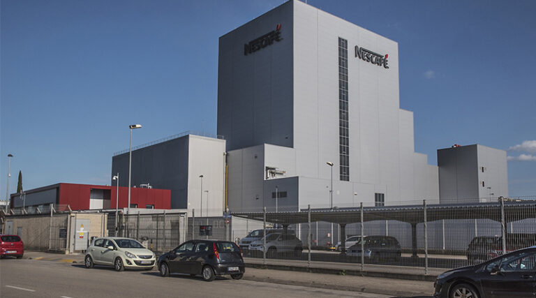 La fábrica de Nestlé en Girona, en funcionamiento desde 1968, integra tanto la producción de café soluble Nescafé como la planta de cápsulas Nescafé Dolce Gusto
